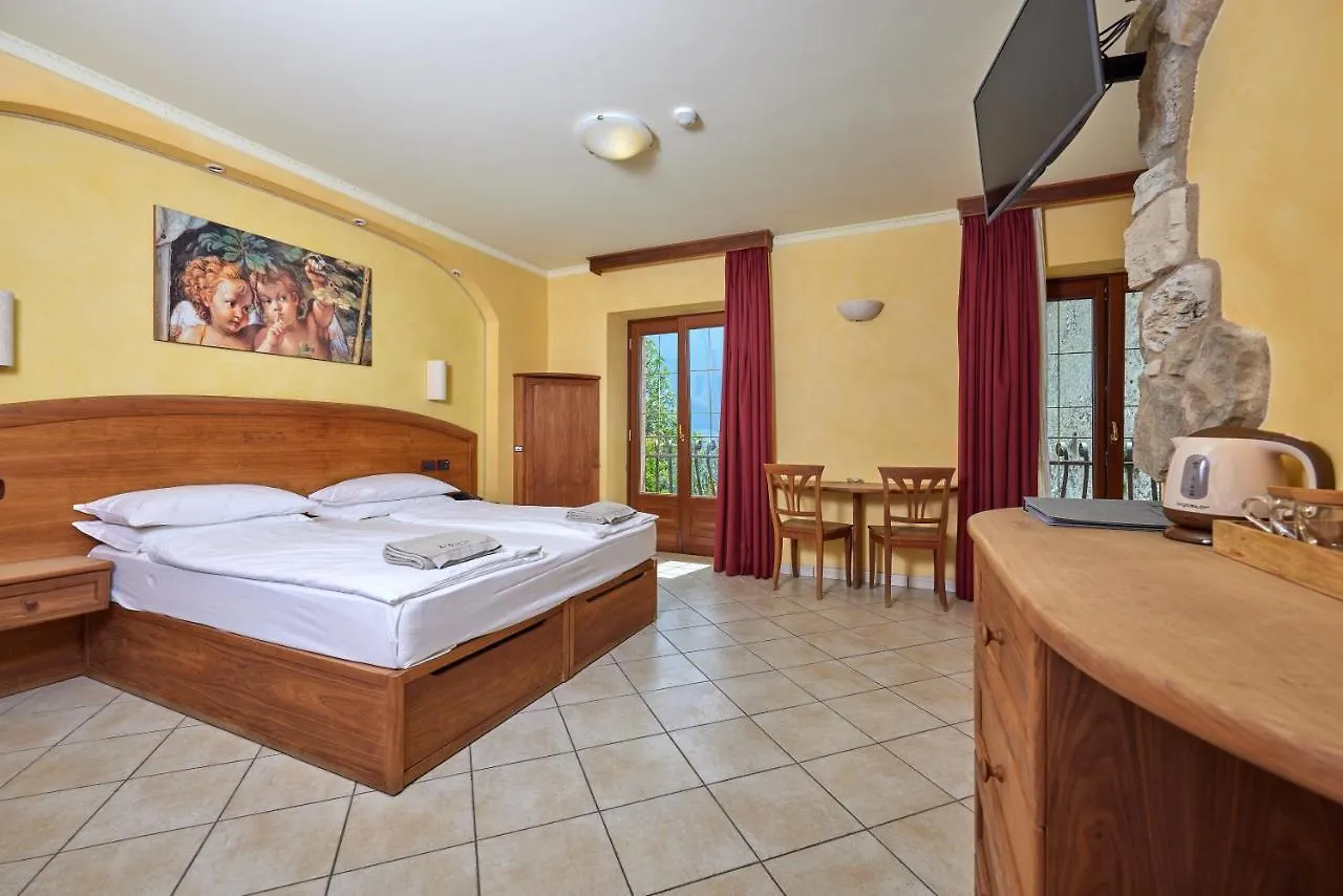 Hotel Al Rio Se Limone sul Garda 3*,
